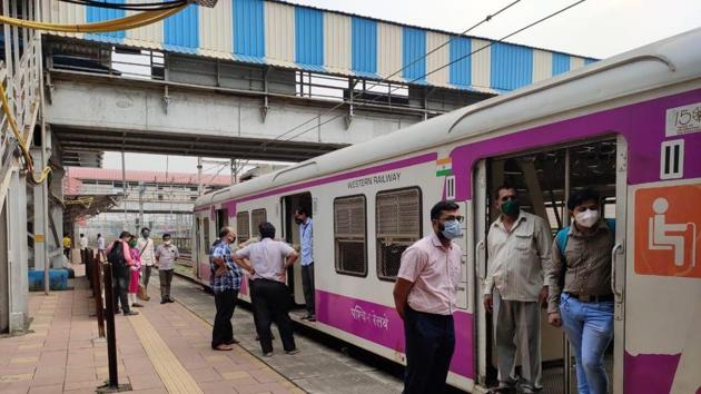 Commuters waiting for railway to commence at Prabhadevi station after power failure in many parts of Mumbai on Monday. (Anshuman Poyrekar/HT Photo) Commuters waiting for railway to commence at Prabhadevi station after power failure in many parts of Mumbai on Monday. (Anshuman Poyrekar/HT Photo)