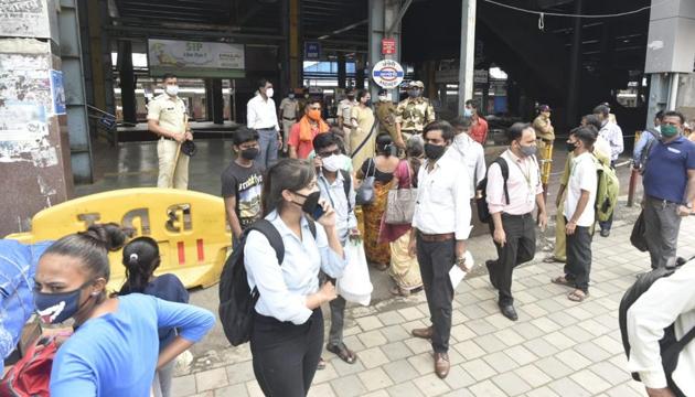 Commuters wait outside Andheri station after power failure in many parts of Mumbai on Monday. (Satyabrata Tripathy/HT photo) Commuters wait outside Andheri station after power failure in many parts of Mumbai on Monday. (Satyabrata Tripathy/HT photo)