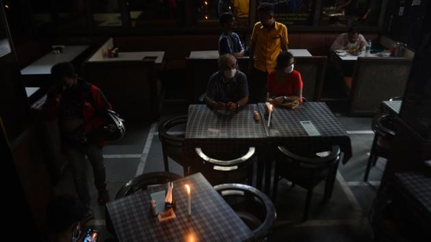 People at a restaurant during lunchtime at Bandra during the grid failure in Mumbai on October 12. Throughout the breakdown, Mumbai’s international airport and the country’s two main stock exchanges located in the city, the National Stock Exchange and BSE, operated normally, their spokespeople told Reuters. (Vijayanand Gupta / HT Photo)