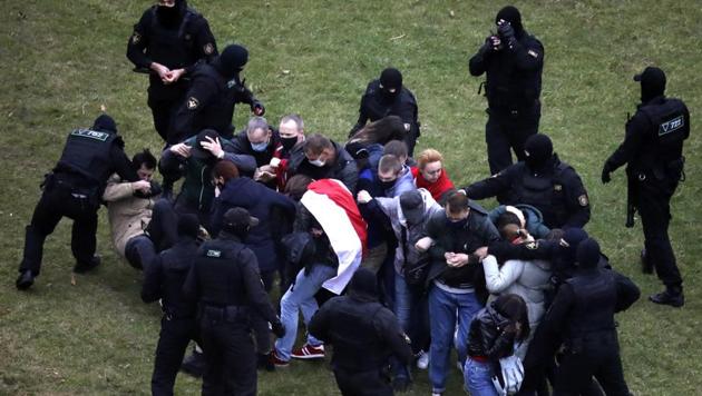 People clash with policemen during an opposition rally to protest the official presidential election results in Minsk, Belarus, Sunday, Oct. 11, 2020 (AP Photo)