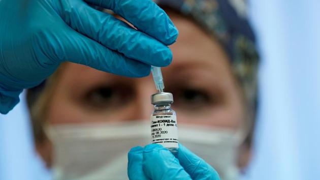 A nurse prepares Russia's "Sputnik-V" vaccine against the coronavirus disease (Covid-19) for inoculation in a post-registration trials stage at a clinic in Moscow, Russia. (Reuters Photo)