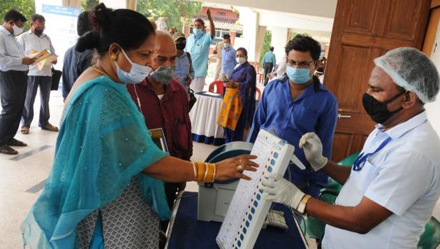 File photo: Training programme for polling officers for the upcoming Bihar election.(A P Dube/ Hindustan Times)