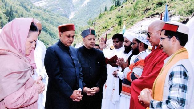 Congress president Sonia Gandhi with former chief ministers Prem Kumar Dhumal and Virbhadra Singh at the foundation stone laying ceremony of Rohtang Tunnel at Dhundhi in 2010. (HT File) Congress president Sonia Gandhi with former chief ministers Prem Kumar Dhumal and Virbhadra Singh at the foundation stone laying ceremony of Rohtang Tunnel at Dhundhi in 2010. (HT File)