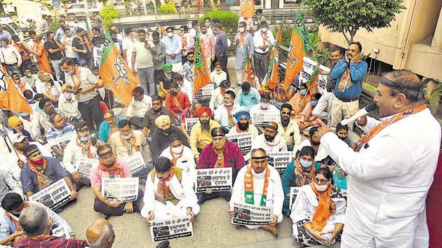 BJP leaders and workers staging a protest against the Congress government outside the deputy commissioner’s office in Ludhiana on Tuesday. (Gurpreet SIngh/HT) BJP leaders and workers staging a protest against the Congress government outside the deputy commissioner’s office in Ludhiana on Tuesday. (Gurpreet SIngh/HT)