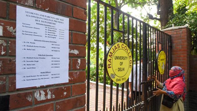 A public notice outside Ramjas College reads, “Students and parents are not allowed in college premises due to pandemic” on October 12. On the first day of the admission process, the usually busy roads of DU’s north campus were deserted and the colleges remained usually silent. Many colleges put up notices outside their gates, advising students to stay at home. (Amal KS / HT Photo)
