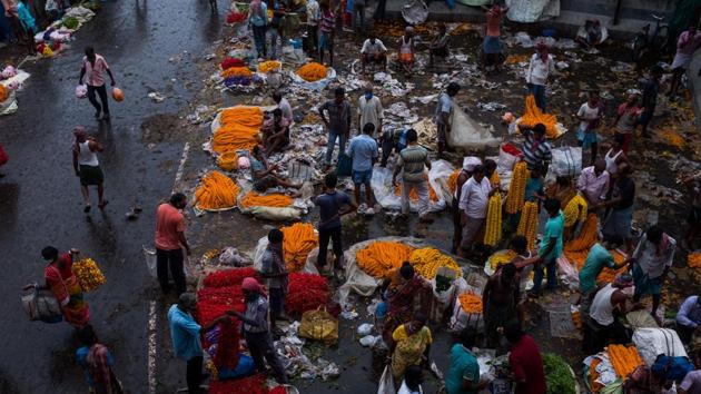 Customers buy garlands from vendors at Mullick Ghat flower market in Kolkata. Data released by the National Statistical Office on Monday showed retail inflation had risen to 6.69% in August.(Bloomberg) Customers buy garlands from vendors at Mullick Ghat flower market in Kolkata. Data released by the National Statistical Office on Monday showed retail inflation had risen to 6.69% in August.(Bloomberg)