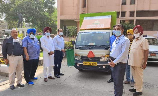 Deputy commissioner Varinder Kumar Sharma flagging off the awareness van to sensitise farmers against stubble burning in Ludhiana on Tuesday. (HT Photo) Deputy commissioner Varinder Kumar Sharma flagging off the awareness van to sensitise farmers against stubble burning in Ludhiana on Tuesday. (HT Photo)