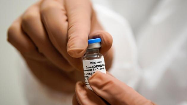 A nurse prepares Russia's "Sputnik-V" vaccine against the coronavirus disease (Covid-19) for inoculation at a clinic in Tver, Russia October 12, 2020. (Reuters File Photo)