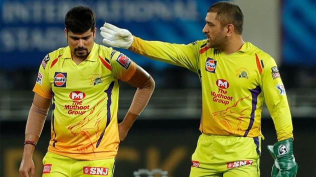 IPL 2020: MS Dhoni gestures to Karn Sharma after he gave away 19 runs in one over.(BCCI Image) IPL 2020: MS Dhoni gestures to Karn Sharma after he gave away 19 runs in one over.(BCCI Image)