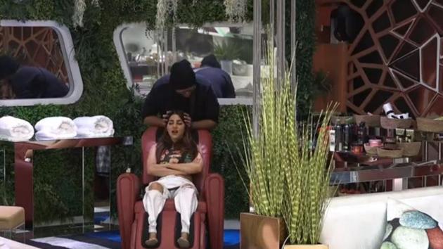 Bigg Boss 14 written update day 10: Jaan Kumar Sanu gives a head massage to Nikki Tamboli in the spa area of the house.