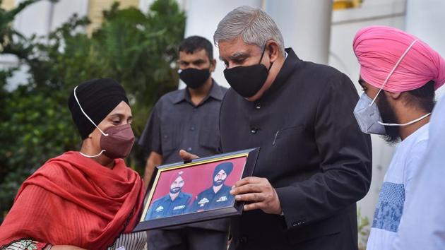 West Bengal Governor Jagdeep Dhankar during a meeting at Raj Bhawan with Balwinder Singh's wife Karamjit Kaur (L) and his son Harshveer (R) on his arrest in the BJP's recent protest rally in Howrah.(PTI)