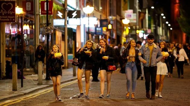 People out on the street before a local lockdown to curb the spread of Covid-19 in Liverpool, England on October 13. The British government on October 12 announced a three-tier Covid-19 risk management system—categorising areas under medium, high and very high risk to place restrictions under varying severity. (Phil Noble / REUTERS)