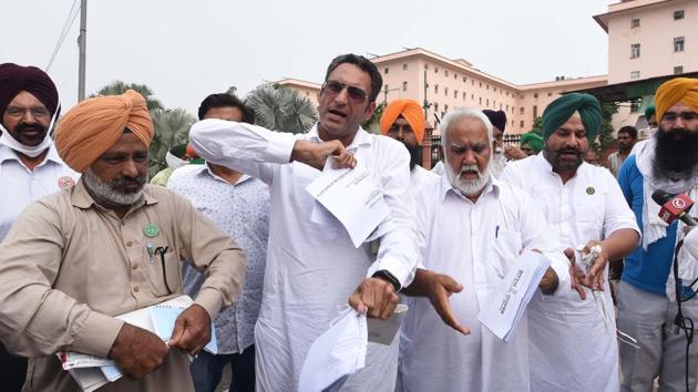 Representatives of farmer unions from Punjab demonstrate after walking out of a meeting with Union agriculture secretary Sanjay Agrawal, at Krishi Bhawan in New Delhi on October 14, 2020. (Arvind Yadav/HT PHOTO) Representatives of farmer unions from Punjab demonstrate after walking out of a meeting with Union agriculture secretary Sanjay Agrawal, at Krishi Bhawan in New Delhi on October 14, 2020. (Arvind Yadav/HT PHOTO)