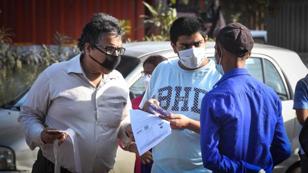 JEE Advanced aspirants get their documents checked while entering an examination centre at Mundka in New Delhi.(Sanchit Khanna/HT PHOTO)