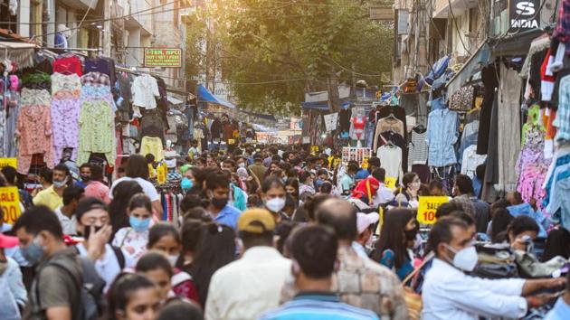 A rush of people during the weekend at Sarojini Nagar Market in New Delhi.(Amal KS/HT PHOTO)