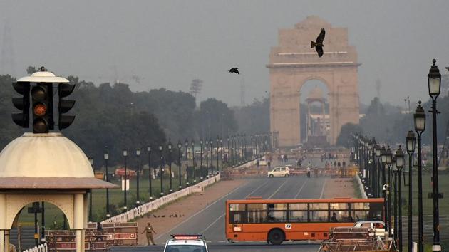 A view of India Gate on a hazy day as air quality deteriorates in the capital, at Rajpath in New Delhi. (Biplov Bhuyan/HT PHOTO) A view of India Gate on a hazy day as air quality deteriorates in the capital, at Rajpath in New Delhi. (Biplov Bhuyan/HT PHOTO)