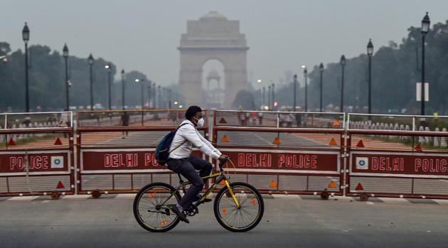 A cyclist rides near India Gate in hazy weather, in New Delhi, Wednesday, Oct. 14, 2020.(PTI photo)