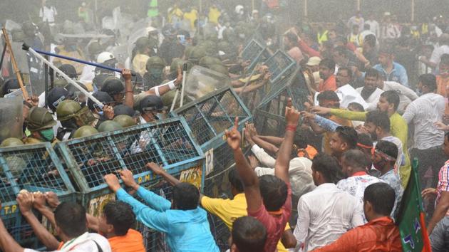 Bharatiya Janata Party supporters try to break police barricades during the Nabanna Chalo march in front of Howrah Bridge in Kolkata on October 8.(HT Photo)