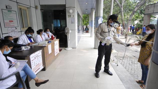 Health workers register individuals for coronavirus testing, at Sector 30 District Hospital, in Noida (Photo by Sunil Ghosh / Hindustan Times)