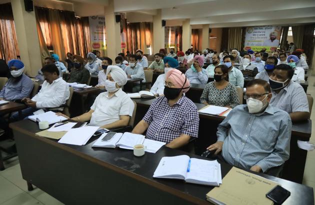 Civic body officials during a meeting at the MC’s Zone A office in Ludhiana on Wednesday. (Harsimar Pal SIngh/HT) Civic body officials during a meeting at the MC’s Zone A office in Ludhiana on Wednesday. (Harsimar Pal SIngh/HT)
