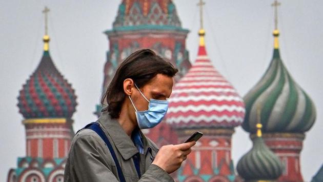 A man wearing a face mask uses his mobile phone in front of St. Basil’s Cathedral in Moscow, Russia on October 14. Russia is reporting its highest-ever numbers of the diseases outbreak, with daily virus deaths having reached 244 on October 12 and a record number of new single-day cases reported for the previous 24 hours on October 14 at almost 14,231. (Yuri Kadobnov / AFP)