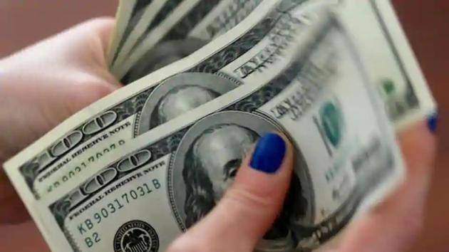 A woman counts US dollar bills at her home in Buenos Aires, Argentina August 28, 2018.(Reuters File Photo) A woman counts US dollar bills at her home in Buenos Aires, Argentina August 28, 2018.(Reuters File Photo)