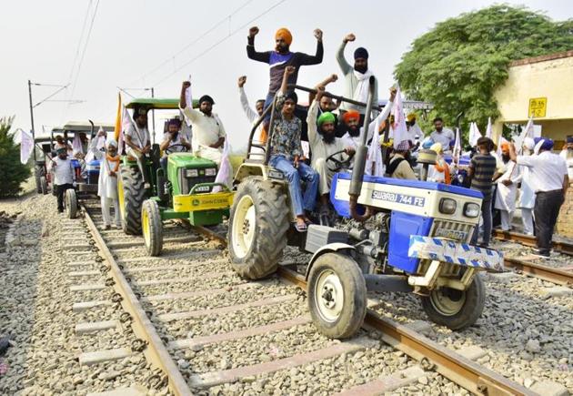 Farmers blocking the rail track near Devi Dass Pura near Amritsar. The farmers have denied that their agitation is causing any shortage of coal for thermal power plants and fertilisers for the rabi sowing season. (Sameer Sehgal/HT) Farmers blocking the rail track near Devi Dass Pura near Amritsar. The farmers have denied that their agitation is causing any shortage of coal for thermal power plants and fertilisers for the rabi sowing season. (Sameer Sehgal/HT)