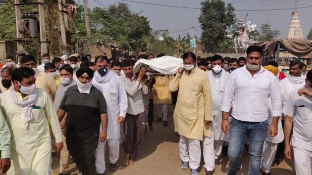 BJP state president Om Prakash Dhankar, Kurukshetra MP Naib Singh Saini along with villagers at the cremation of Bharat Singh. (HT photo) BJP state president Om Prakash Dhankar, Kurukshetra MP Naib Singh Saini along with villagers at the cremation of Bharat Singh. (HT photo)