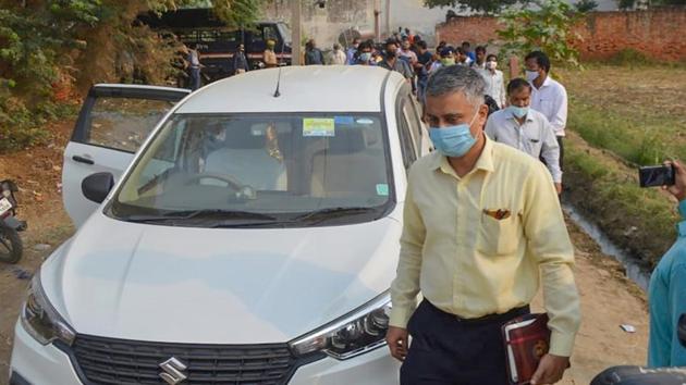 CBI officials arrive to investigate the case of a 19-year-old Dalit woman who died after being allegedly gang-raped, in Hathras, Uttar Pradesh. (PTI Photo) CBI officials arrive to investigate the case of a 19-year-old Dalit woman who died after being allegedly gang-raped, in Hathras, Uttar Pradesh. (PTI Photo)
