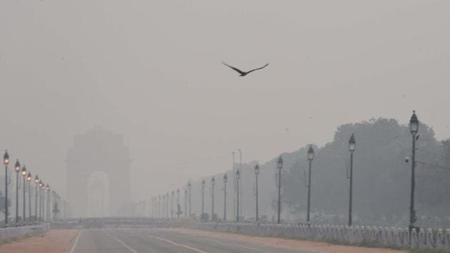 Mist and Pollution shroud India Gate on a smoggy day, at Rajpath in New Delhi on October 14, 2020.(Arvind Yadav/HT Photo)