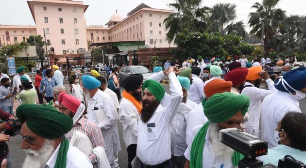 Representatives of farmer unions from Punjab demonstrate after walking out of a meeting with Union agriculture secretary Sanjay Agrawal, at Krishi Bhawan in New Delhi on October 14, 2020. (Arvind Yadav/HT Photo) Representatives of farmer unions from Punjab demonstrate after walking out of a meeting with Union agriculture secretary Sanjay Agrawal, at Krishi Bhawan in New Delhi on October 14, 2020. (Arvind Yadav/HT Photo)