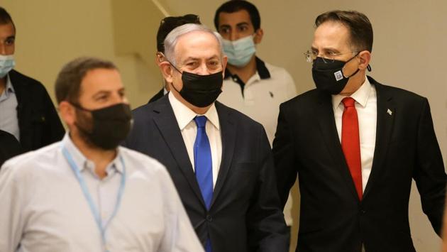 Israeli Prime Minister Benjamin Netanyahu (C) arrives to attend a meeting at the Knesset (Parliament) in Jerusalem on October 15, 2020. (AFP photo) Israeli Prime Minister Benjamin Netanyahu (C) arrives to attend a meeting at the Knesset (Parliament) in Jerusalem on October 15, 2020. (AFP photo)