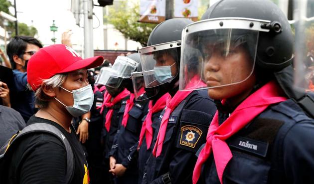 A pro-democracy protester stands in front of police officers during anti-government protests in Bangkok, Thailand October 15, 2020. (Photo: REUTERS) A pro-democracy protester stands in front of police officers during anti-government protests in Bangkok, Thailand October 15, 2020. (Photo: REUTERS)