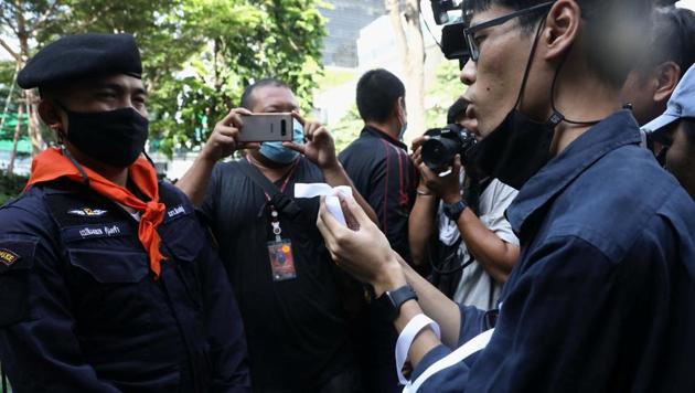 A protester shows a white ribbon as a symbol of peace to a police officer during anti-government protests in Bangkok, Thailand (REUTERS/Soe Zeya Tun) A protester shows a white ribbon as a symbol of peace to a police officer during anti-government protests in Bangkok, Thailand (REUTERS/Soe Zeya Tun)