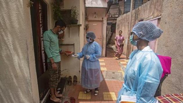 Healthcare workers during a door to door screening for coronavirus in a slum near Dandekar bridge in Pune, Maharashtra. (Pratham Gokhale/HT Photo) Healthcare workers during a door to door screening for coronavirus in a slum near Dandekar bridge in Pune, Maharashtra. (Pratham Gokhale/HT Photo)