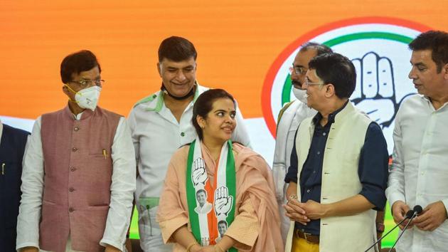 Subhashini Raj Rao (Centre), daughter of Loktantrik Janata Dal chief Sharad Yadav, joins Congress in New Delhi on October 14, 2020.(PTI Photo)