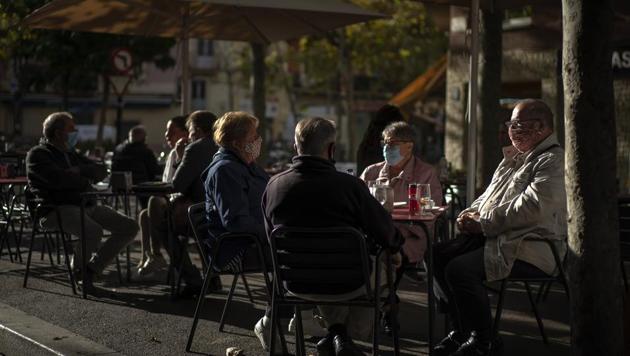 Customers wearing masks to prevent the spread of the coronavirus sit in a terrace bar in Barcelona, Spain, Wednesday Oct. 14, 2020. (AP photo) Customers wearing masks to prevent the spread of the coronavirus sit in a terrace bar in Barcelona, Spain, Wednesday Oct. 14, 2020. (AP photo)