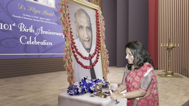 Mrs Sushma Paul Berlia paying tribute to Dr Stya Paul(Apeejay Stya Group) Mrs Sushma Paul Berlia paying tribute to Dr Stya Paul(Apeejay Stya Group)