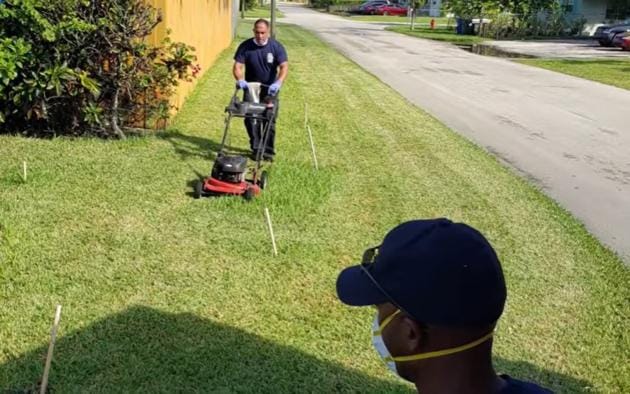 80 Year Old Man Faints While Mowing Lawn In Florida Firefighters Help Him And Get The Job Done Trending Hindustan Times