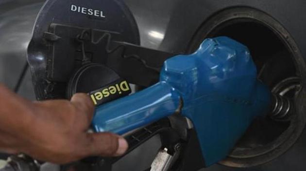 A petrol pump attendant filling diesel into a car's tank, in New Delhi.(Vipin Kumar/HT PHOTO)