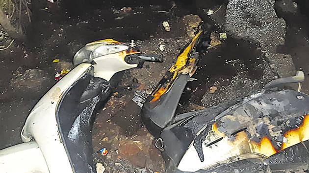 The vehicles parked in an open lane in Lakshminagar belonged to people living in the lane. The reason for the vandalism is not yet known, said police.(HT PHOTO) The vehicles parked in an open lane in Lakshminagar belonged to people living in the lane. The reason for the vandalism is not yet known, said police.(HT PHOTO)