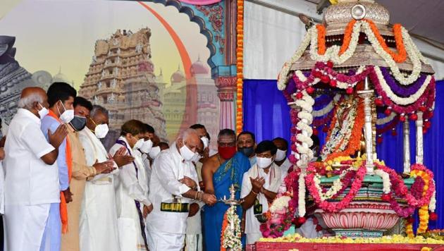 CM B S Yediyurappa and director of Jayadeva institute of cardiology Dr C N Manjunath inaugurating the Mysuru Dusshera (HT Photo) CM B S Yediyurappa and director of Jayadeva institute of cardiology Dr C N Manjunath inaugurating the Mysuru Dusshera (HT Photo)