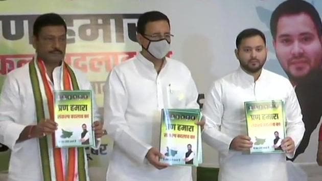 RJD leader Tejashwi Yadav with Congress’s Randeep Surjewala at a press conference in Patna on Saturday.(ANI photo) RJD leader Tejashwi Yadav with Congress’s Randeep Surjewala at a press conference in Patna on Saturday.(ANI photo)