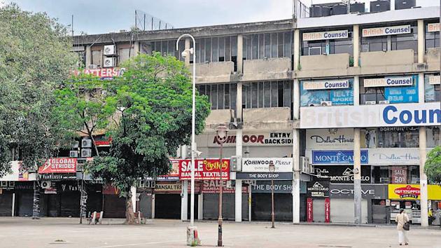 Over time, shopkeepers have changed the flooring to different designers and modified the facade, disturbing the Sector-17 Plaza’s heritage.(HT FIle Photo)