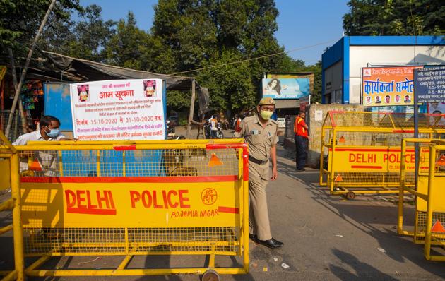 Police personnel outside the Kalkaji Mandir on the eve of Navratri festival as the temple remains closed due to the Covid-19 outbreak in New Delhi.(Amal KS/HT Photo)