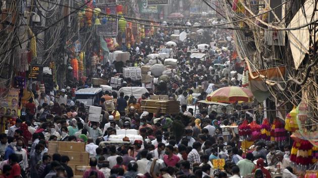 Large crowds seen at Sadar Bazar on the eve of Navratri festival in New Delhi on October 16. India has recorded 7,494,551 Covid-19 cases and 114,064 people across the country have died due to the coronavirus disease. (Sanjeev Verma / HT Photo)