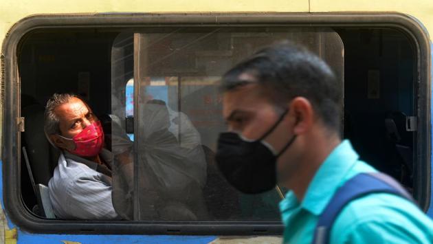 Travellers pictured at a railway station in New Delhi on October 17. India’s active cases of the coronavirus disease have dropped to below the 8,00,000-mark for the first time in one and a half months, the Union ministry of health and family welfare said on October 17. The active caseload is now only 10.70% of total positive cases. (Sajjad Hussain / AFP)