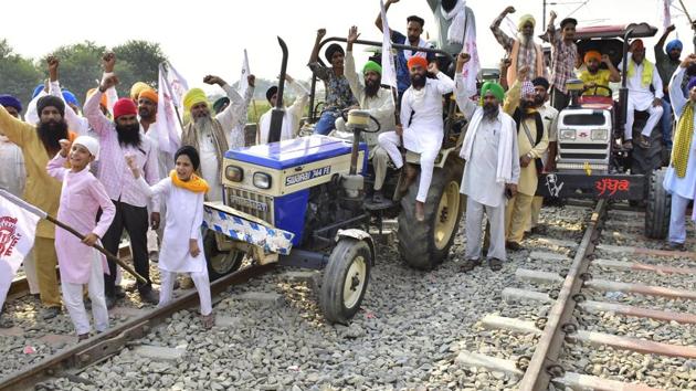 Farmers protesting on tractors along railway line during the ongoing 'Rail Roko' or 'Stop the Trains' protest against the new agriculture laws in Amritsar earlier this week.(HT Photo) Farmers protesting on tractors along railway line during the ongoing 'Rail Roko' or 'Stop the Trains' protest against the new agriculture laws in Amritsar earlier this week.(HT Photo)