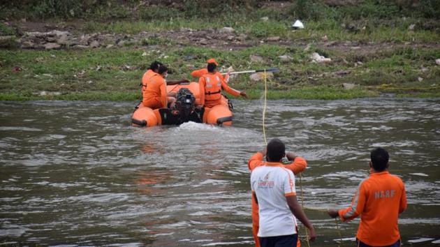 National Disaster Relief Force (NDRF) team search for the boys that were swept away in Mutha River during a heavy rain spell in Pune on October 17. The NDRF team had been deployed in the region since October 15 after a total of eight people went missing in the floods. (Milind Saurkar / HT Photo) 