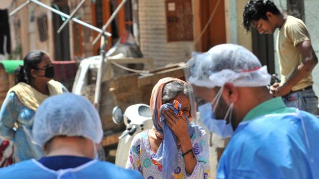 The team found that not all patients were being contacted within 24 hours of reporting, and this also resulted in delayed testing of their household contacts. (HT File Photo) The team found that not all patients were being contacted within 24 hours of reporting, and this also resulted in delayed testing of their household contacts. (HT File Photo)